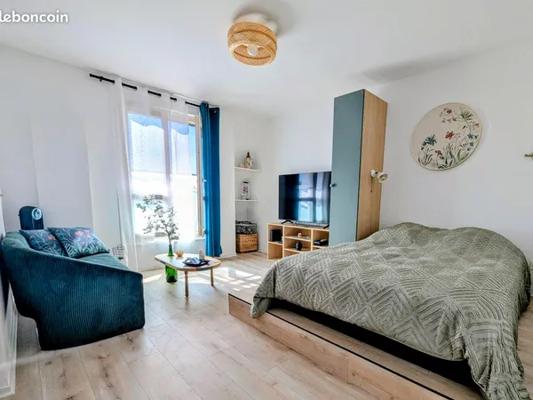 Grand studio rénové avec parking