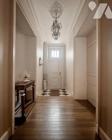 Maison 8 pièces 260 m²