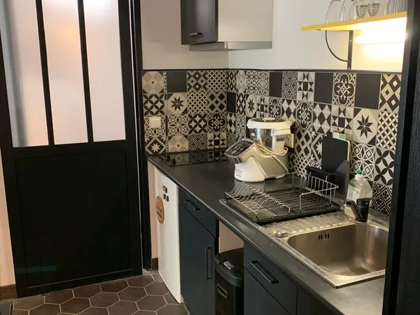 Studio au calme refait à neuf / clim / coin jardin à 5 min à pied université et porte St Lazare