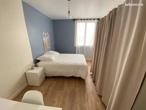 Chambre meublée en colocation