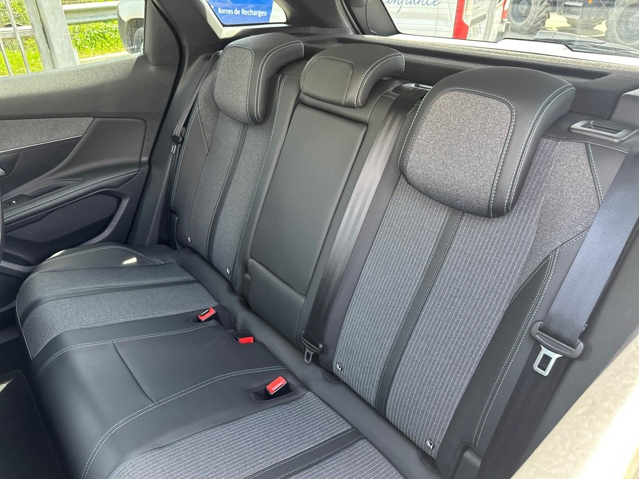Peugeot 3008 hybrid 225ch allure pack e-eat8 — photo 10