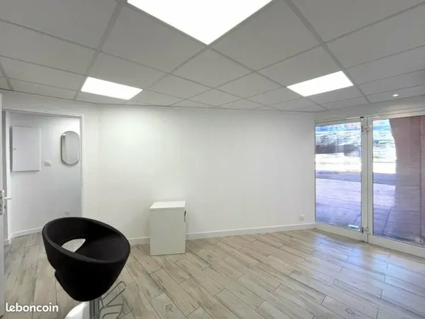 BUREAUX 15 m² FREJUS