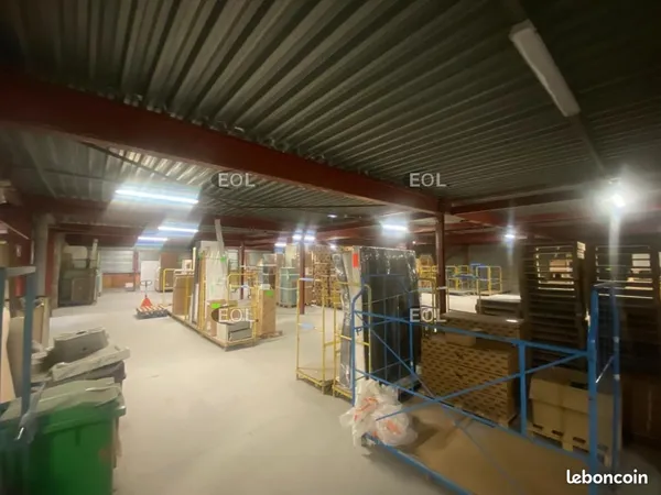 Local industriel 2 400 m²