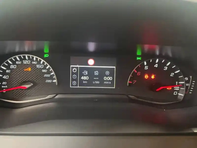 Peugeot 2008 puretech 100 s&amp;s bvm6 — photo 12