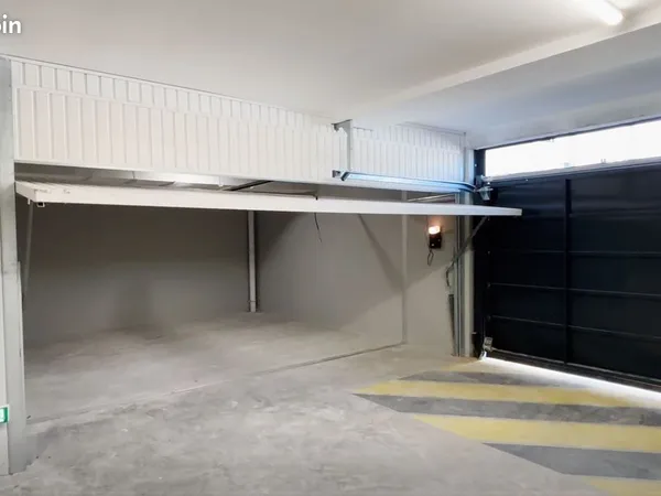 BOX DOUBLE avec super prise électrique 250 - à usage EXCLUSIF de stationnement