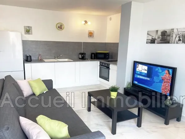 Studio d'environ 26 m² avec loggia vitrée en angle, en excell
