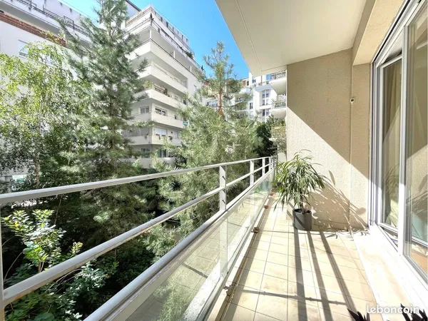 Beau 2 pieces sans travaux au calme avec balcon situe a 10 minutes a pied du centre d'affaires de la