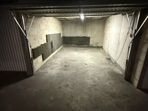 BOX/parking/ local à vendre déjà loué