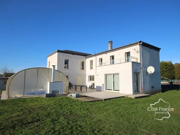 Maison D'exception 8 chambres, habitable de plain pied, avec terrain et piscine.