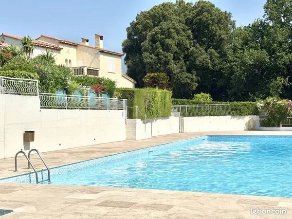 Studio avec grande terrasse en résidence avec piscine à villeneuve-loubet