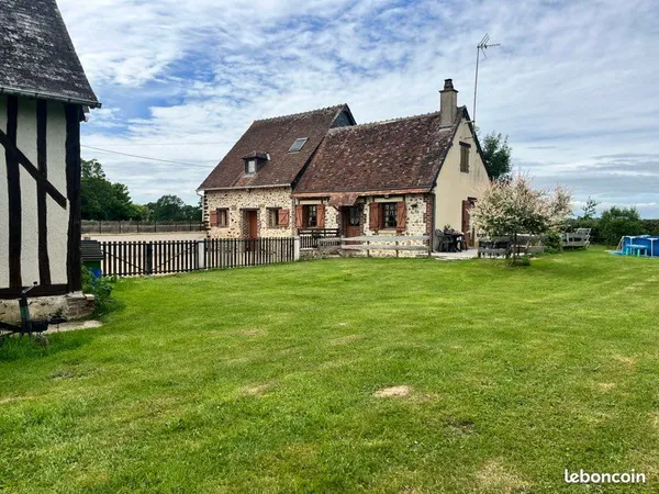 Charme et Authenticité : Propriété atypique avec grange et 1 hectare de terrain