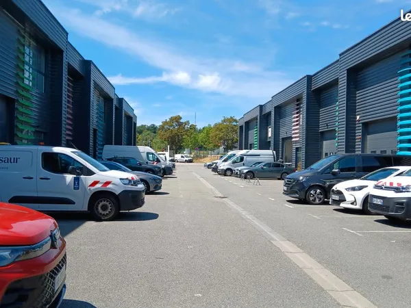 Local 110 m² VAL DE REUIL
