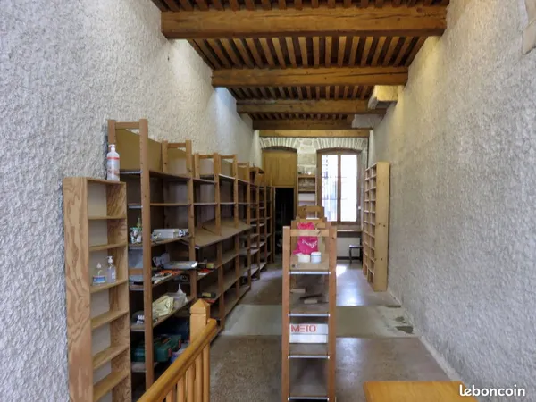 Local commercial ou professionnel en Bail précaire. 71 M2. 650 euros dont 20 euros de provisions de 