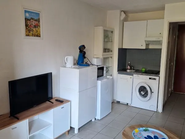 Loue studio meublé a l'année à la faviere