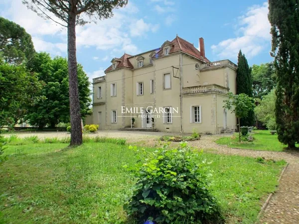 A louer proche Cévennes Château 7 chambres Parc Piscine couvert