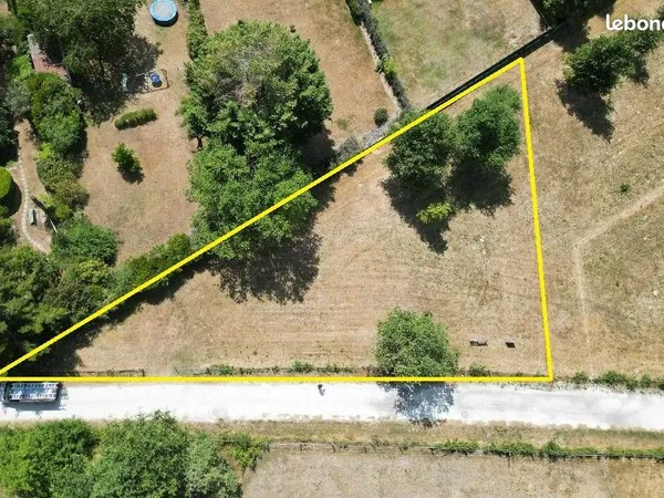 Terrain constructible de 891 m² à Villemandeur