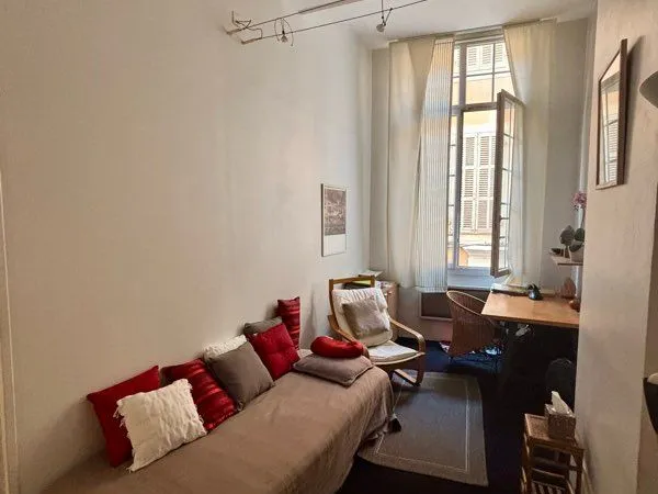 Bureau avec salle d'attente partagée