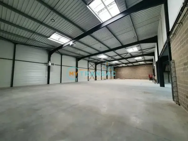 A VENDRE bâtiments d'activités indépendants à partir de 2 376 m² et cellule de 493m² situé à Villebo