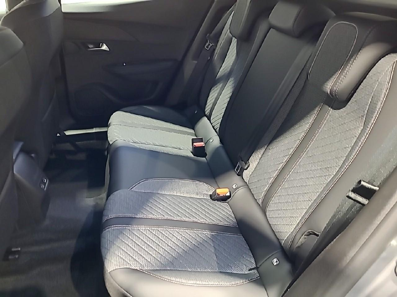 Peugeot 2008 hybrid 145 ch e-dcs6 allure — photo 13