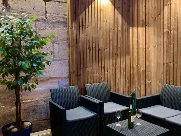 Bordeaux nansouty / capucins - échoppe rénovée avec patio
