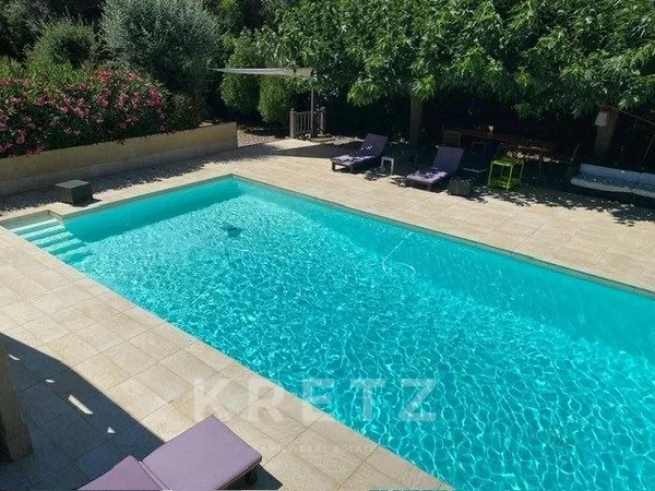 Villa contemporaine avec piscine dans un environnement préservé