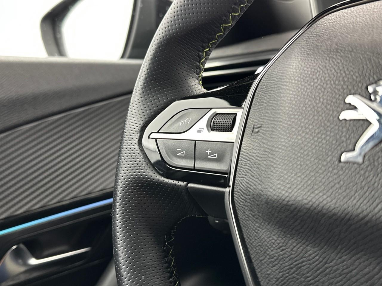 Peugeot 2008 puretech 130 s&s eat8 gt pack — photo 18