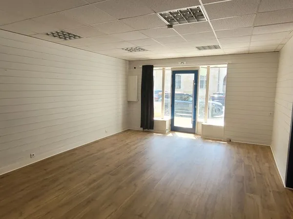 LOCAL COMMERCIAL 52 m² - CENTRE-VILLE DE LONS-LE-SAUNIER - 55 000