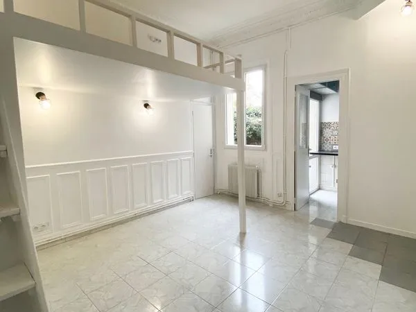 Studio atypique lumineux avec mezzanine (coup de coeur). (Courbevoie)