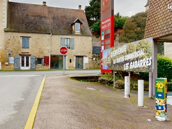 Ensemble immobilier - 2 locaux commerciaux - 1 logement avec jardin
