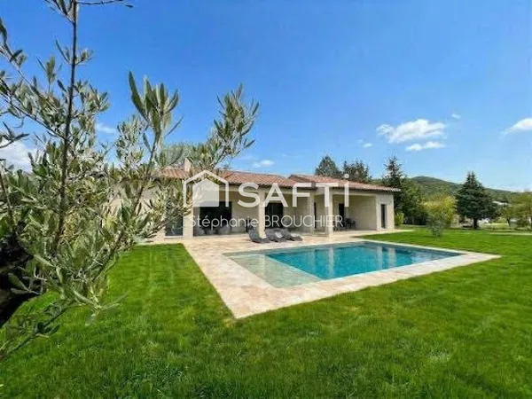 Maison neuve avec garage, piscine et grand terrain
