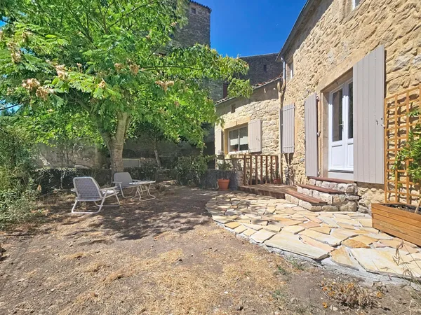 Un véritable bijou au coeur de Boussagues : pierre, bois, vue dominante et jardin au pied du château
