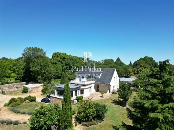 Maison contemporaine de 244 m² avec piscine couverte