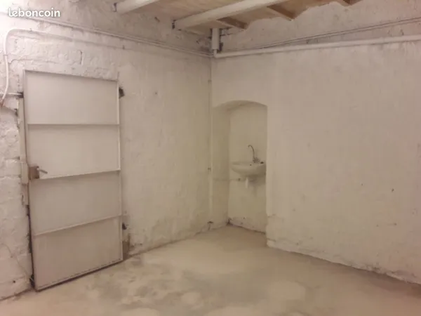 Cave saine et sèche 15 m² Paris 10e. 290 /mois CC