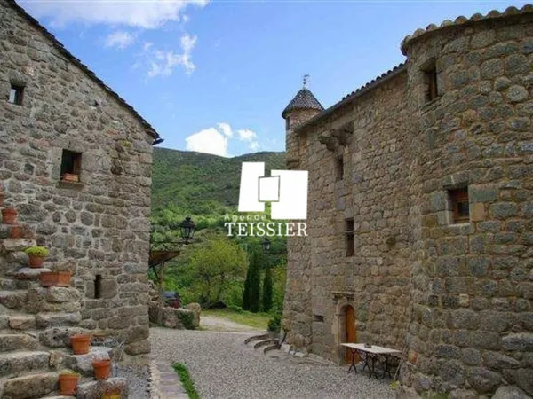 07 Ardèche sud. Château médiéval avec maison de gardien du X