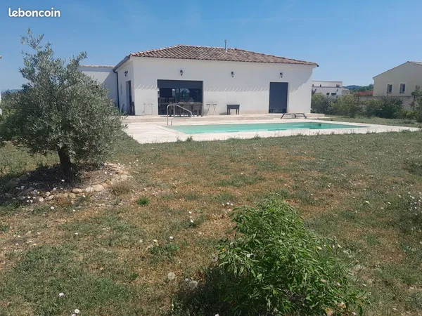 Maison récente T3, 92 m² 1000m de terrain avec piscine