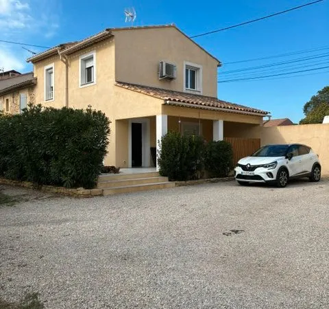 Belle villa rénovée avec grand garage, jardin cloturé, portail électrique à Salon de Provence