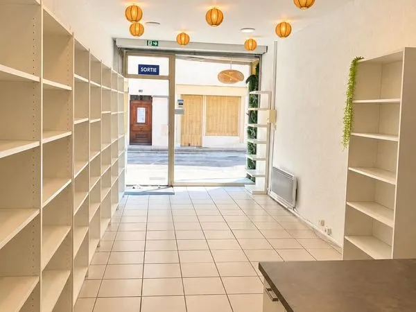 Local commercial 40 m² - Centre-ville - Vitrine - 300