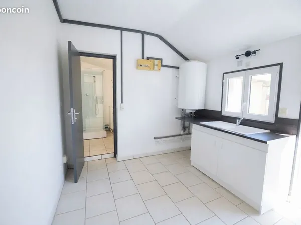 F1 maisonnette avec cour Qtier St Just des Marais