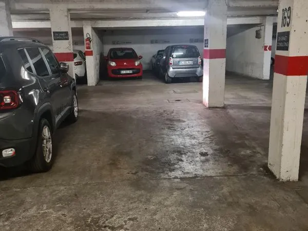 Parking voiture couvert et sécurisé