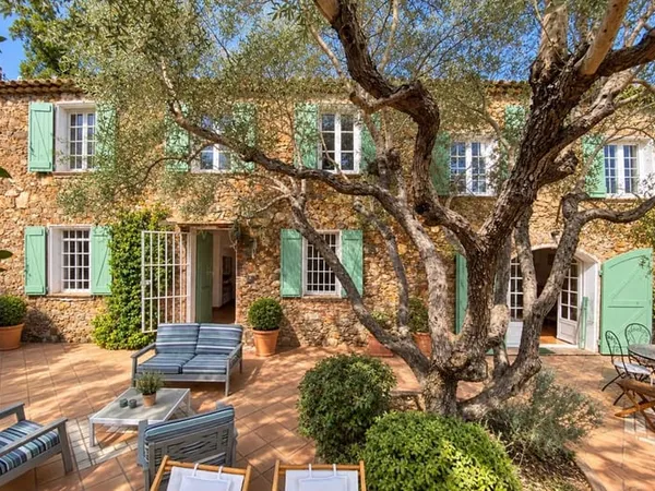 BASTIDE PROVENÇALE EN PIERRE AVEC VIGNES PRIVATIVES À COGOLIN