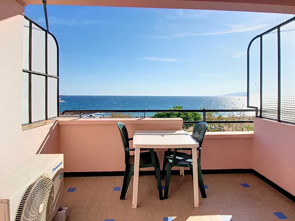 A LOUER EN EXCLUSIVITE - FREJUS STUDIO MEUBLE de 24m2 environ