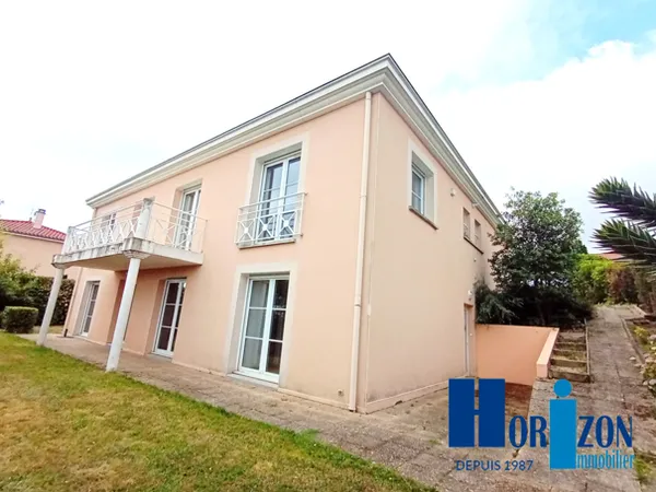 SAINT-GENEST-LERPT SECTEUR DU GOLF VILLA D'ARCHITECTE