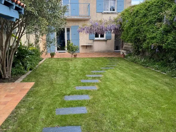 Maison en pierre de 110m2 au coeur de Marennes - Calme, 2 jardins & grand garage