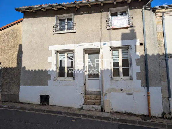 Charroux - Maison de ville 4 chambres, habitable sans travaux