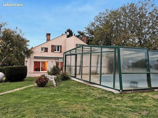 Maison avec piscine couverte