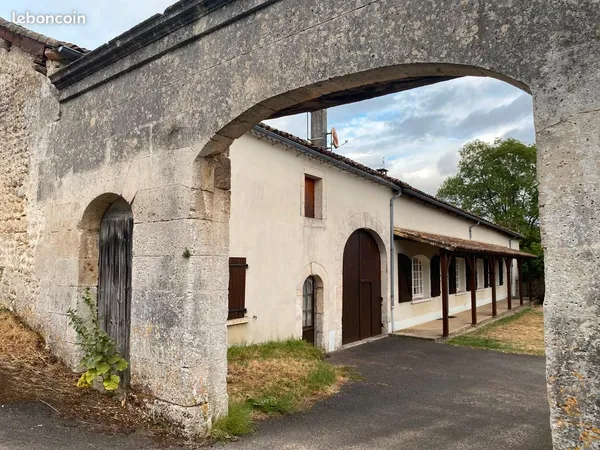 Maison avec dépendances - corps de ferme à 10 mn d'Angoulême