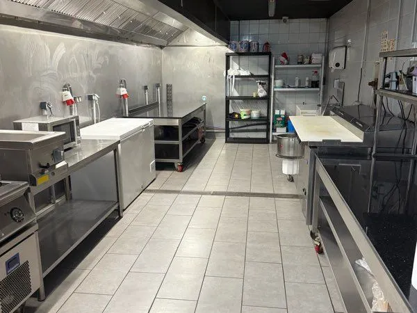 🍔 à vendre - cuisine semi-équipée dans un très grand food court à vénissieux