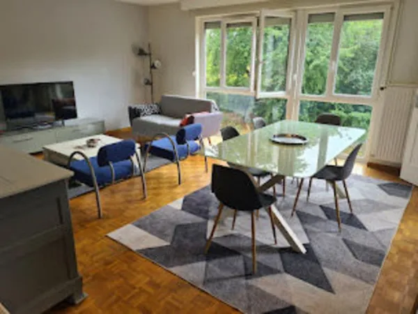Grand appartement de 3 chambres meuble bien situé.