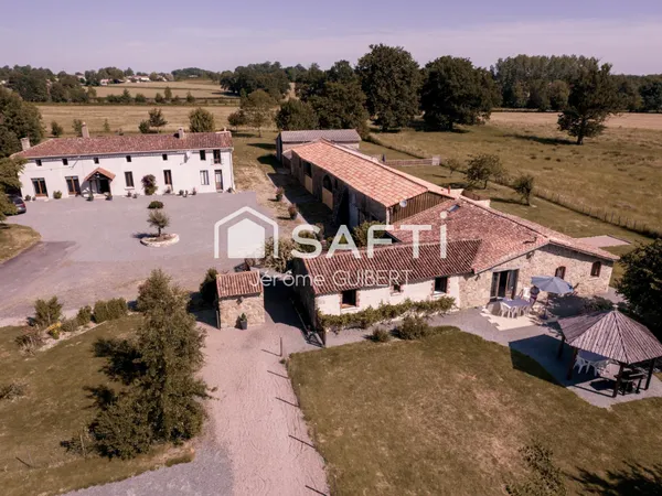 Magnifique propriété de charme avec deux maisons, piscine et dépendances - 425 m²