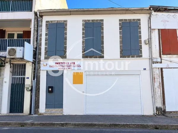 BASSE-TERRE - Immeuble avec bureaux en très bon état - libre